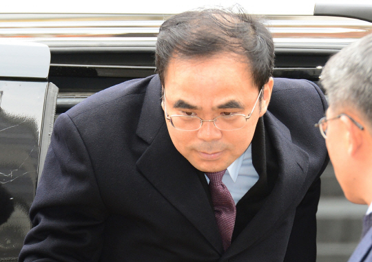 ‘최순실 국정농단 사건’과 관련해 직권남용 권리행사 방해혐의를 받고 있는 김종 전 문화체육관광부 2차관이 21일 오전 영장실질심사를 받기 위해 서울 서초동 서울중앙지법으로 들어서고 있다.