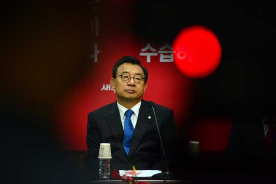 21일 오전 여의도 당사에서 열린 새누리당 최고위원회의에서 이정현 대표가 딴생각에 잠긴 표정으로 최고위원 발언을 듣고 있다.