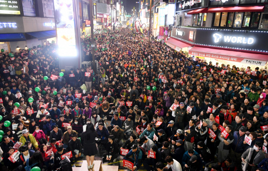 19일 부산 서면 쥬디스태화 앞에서 열린 촛불집회에 참여한 부산 시민들이 박근혜 대통령의 퇴진을 요구하고 있다.