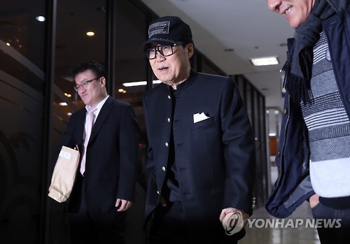 미술품 대작 의혹으로 기소된 가수 조영남이 21일 오후 서초구 서초동 서울중앙지법에서 열린 공판에 출석하고 있다.