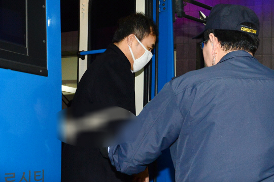 박근혜정부 ‘비선 실세’인 최순실 씨를 지원하며 직권남용과 공무상 비밀누설 혐의로 구속된 김종 전 문화체육관광부 제2차관이 22일 오전 조사를 받기 위해 서초구 서울중앙지검 청사로 들어서고 있다. 김낙중 기자 sanjoong@