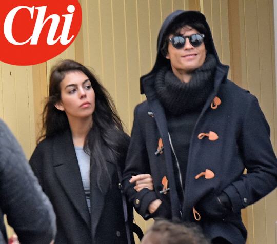 이탈리아 대중잡지 키가 23일 오전(한국시간) 크리스티아누 호날두(오른쪽)가 새 여자친구인 스페인 출신 모델 조지아나 로드리게스와 프랑스 파리에서 데이트를 즐기고 있는 사진을 공개했다.