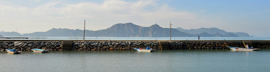 연홍도 해안에 서면 방파제 너머로 금당도의 전경이 펼쳐진다. 완도군에 속하는 금당도는 기암괴석이 많기로 유명한데, 연홍도 쪽에서 바위 직벽의 위용이 가장 잘 보인다.