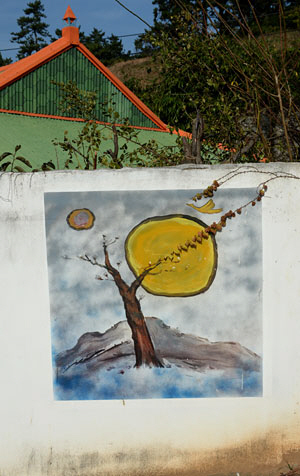 연홍마을 곳곳에 그려진 벽화. 오른쪽은 프랑스 작가가 들어와 버려진 김 공장을 단장한 모습.