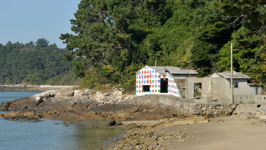 연홍마을 곳곳에 그려진 벽화. 오른쪽은 프랑스 작가가 들어와 버려진 김 공장을 단장한 모습.