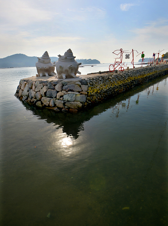 전남 고흥의 거금도에서 배를 타고 들어가는 작은 섬 연홍도 선착장에 설치된 조형물. ‘섬 속의 섬’이라고 불리는 연홍도에는 10년 전에 문을 연 작은 미술관이 있다. 연홍도는 지금 ‘미술의 섬’으로 가꿔지고 있다.