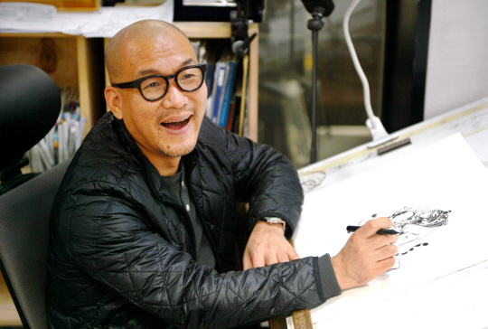 김정기 작가는 즉석에서 다양한 이미지들을 빠른 속도로 표현할 수 있는 능력에 대해 주변을 끊임없이 관찰하고 이를 스케치로 남기는 습관이 큰 도움이 됐다고 말했다.    김낙중 기자 sanjoong@