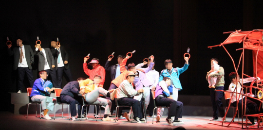 22일 경북 김천소년교도소 대강당에서 소년수형자들이 온전한 이웃으로 복귀하는 메시지를 담은 뮤지컬 ‘소년표류기’를 공연하고 있다.  김천소년교도소 제공