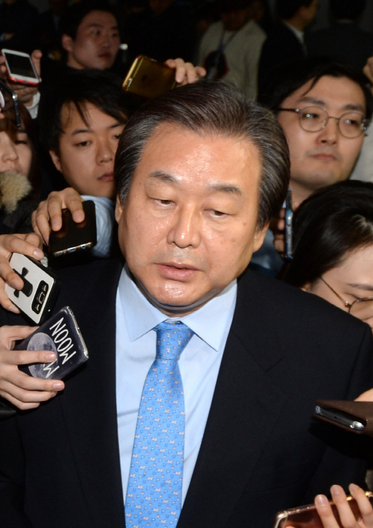 김무성 전 새누리당 대표가 23일 오전 긴급 기자회견을 열어 대권 출마를 포기하고 박근혜 대통령 탄핵 발의를 주도하겠다는 입장을 밝힌 뒤 기자들의 질문을 받고 있다.