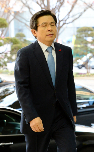 황교안 국무총리가 24일 오전 눈을 지그시 감고 곤혹스러운 표정을 지으면서 제10차 총리·부총리 협의회를 주재하기 위해 서울 종로구 정부서울청사로 출근하고 있다.