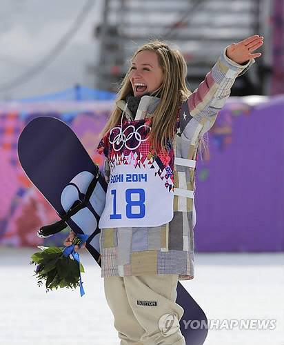 제이미 앤더슨(미국)이 2014 소치동계올림픽 스노보드 슬로프스타일에서 금메달을 획득한 뒤 손을 흔들며 활짝 웃고 있다.  AP 연합뉴스