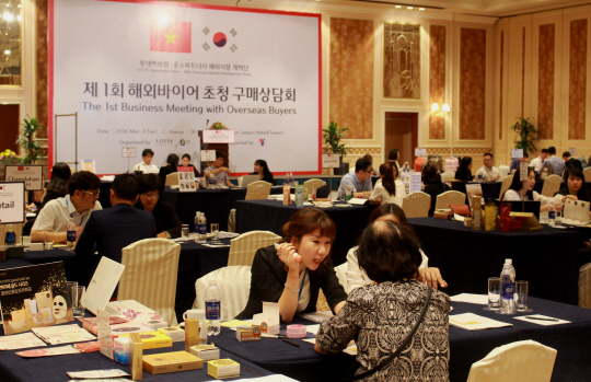 <동반성장 24시, 현장을 가다>유통망 共有 · 판매기법 전수… 中企 해외공략 ‘지렛대’로