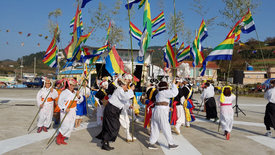 <그 섬에 가고 싶다>女裝·男裝 축제, 절경 암석해안… 南海 ‘낭만 1번지’