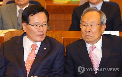 박관용(오른쪽) 전 의장과 정의화(왼쪽) 전 의장