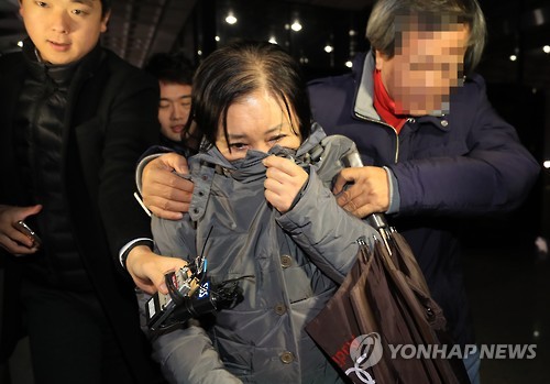 (서울=연합뉴스) ‘비선 실세’ 최순실 씨의 둘째 언니 순득 씨가 검찰 특별수사본부에서 참고인 신분으로 조사를 받은 뒤 26일 오후 서울 서초구 서울중앙지검을 나서고 있다.