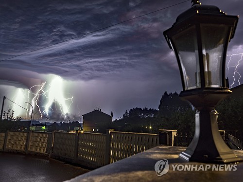 뇌우를 동반한 폭풍우 [EPA=연합뉴스]
