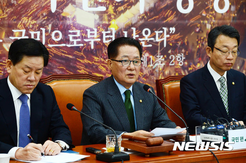 【서울=뉴시스】국민의당 박지원 비대위원장이 28일 오전 서울 여의도 국회에서 열린 비상대책위원회의에서 모두발언을 하고 있다. 이날 박지원 비대위원장은 박근혜 대통령 탄핵소추안 표결과 관련 “새누리당에서 저에게 60여명의 의원들이 박 대통령 탄핵안에 찬성한다고 말했다”고 주장했다.