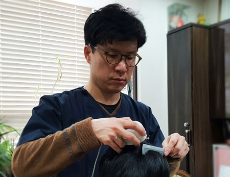 이정열 고운세상인천피부과의원 원장이 한 남성탈모환자를 진료하고 있다.