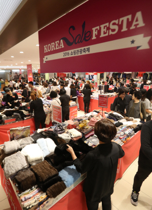 지난 10월 5일 ‘코리아 세일 페스타’를 맞아 서울 중구 한 백화점 할인 행사장에서 고객들이 할인 상품을 둘러보고 있다.