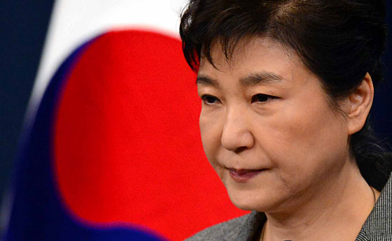 박근혜 대통령이 29일 청와대에서 ‘최순실 국정농단 사건’과 관련해 굳은 표정으로 제3차 대국민 담화를 발표하고 있다.  뉴시스