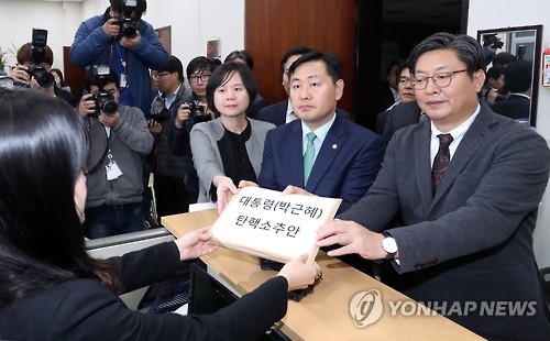 (서울=연합뉴스) 더불어민주당 이춘석 탄핵추진실무단장(오른쪽부터), 국민의당 김관영 탄핵추진단장, 정의당 이정미 탄핵추진단장이 3일 새벽 국회 의안과에 ‘박근혜 대통령 탄핵소추안’을 제출하고 있다. 탄핵소추안은 모두 171명의 의원이 참여했다. 민주당 121명, 국민의당 38명, 정의당 6명, 무소속 6명이 참여했다.