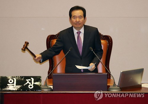 (서울=연합뉴스) 정세균 국회의장이 2일 저녁 내년도 예산안 등의 처리를 위한 국회 본회의를 진행하고 있다.