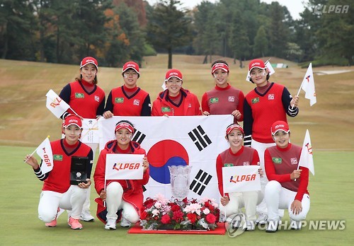 우승 후 기념촬영하는 팀 KLPGA