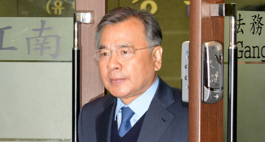 ‘박근혜정부의 최순실 국정농단 사건’ 수사를 맡은 박영수 특별검사가 5일 오전 서울 서초구 반포동 법무법인 강남 사무실에서 기자들에게 브리핑하기 위해 문을 나서고 있다. 김호웅 기자 diverkim@