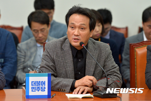 【서울=뉴시스】더불어민주당 안민석 최순실 게이트 국민조사위원회 공동위원장이 20일 오후 서울 여의도 국회에서 열린 최고위원, 국민조사위원 연석회의에 참석해 모두발언하고 있다. 2016.11.20.