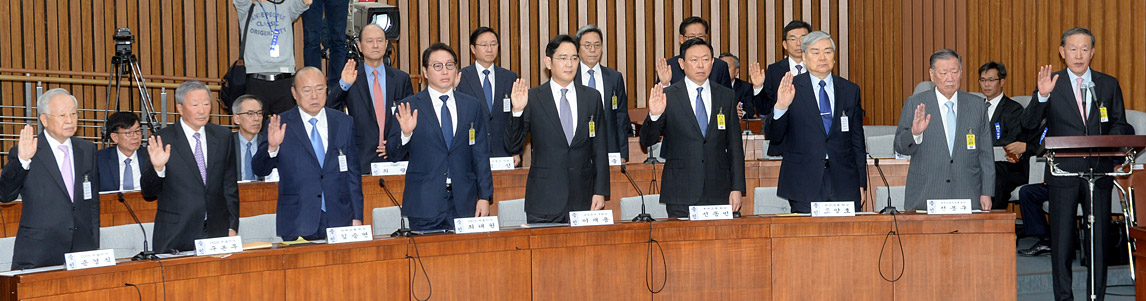 6일 오전 국회에서 열린 ‘박근혜 정부의 최순실 등 민간인에 의한 국정농단 의혹 사건 진상 규명을 위한 국정조사 특별위원회’에 증인으로 출석한 9개 대기업 총수들이 증인선서를 하고 있다. 앞쪽 테이블 왼쪽부터 손경식 CJ·구본무 LG·김승연 한화·최태원 SK그룹 회장, 이재용 삼성전자 부회장, 신동빈 롯데·조양호 한진·정몽구 현대자동차·허창수 GS그룹 회장.