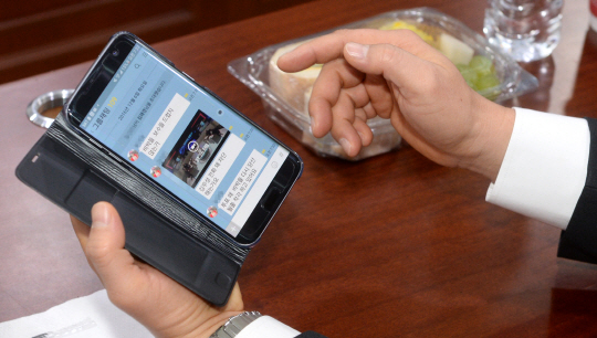 6일 오전 국회 의원회관에서 열린 새누리당의 비상시국회의 대표자-실무자 연석회의에서 김재경 실무위원장이 동료 의원에게 항의성 문자 메시지들을 보여주고 있다.