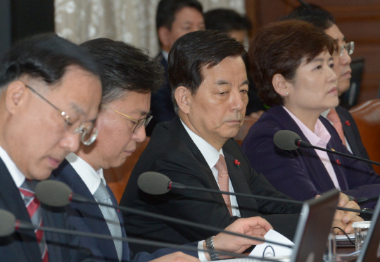 한민구(왼쪽 세 번째) 국방부 장관이 6일 오전 정부서울청사에서 박근혜 대통령이 불참한 국무회의에 참석해 황교안 국무총리의 모두발언을 들으면서 옆자리에 앉은 홍용표 통일부 장관의 움직임을 쳐다보고 있다.