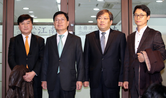 ‘최순실 국정농단 사건’ 특별검사보로 임명된 이용복(왼쪽부터), 박충근, 양재식, 이규철 변호사가 5일 박영수 특검이 대표 변호사로 있는 서울 서초구 반포동 법무법인 강남 사무실 앞에서 기자들의 질문에 답하고 있다. 오른쪽은 수사팀장인 윤석열 검사가 법무법인 강남 사무실로 출근하는 모습.  곽성호 기자 tray92@ 연합뉴스