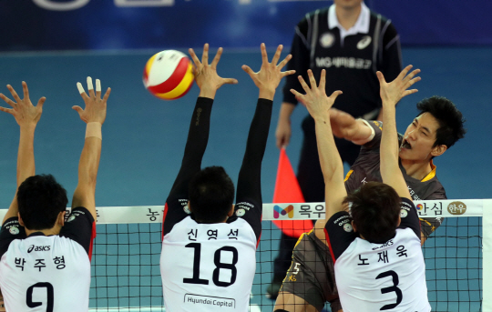 현대캐피탈의 박주형, 신영석, 노재욱이 지난 4일 천안 유관순체육관에서 열린 KB손해보험과의 NH농협 2016∼2017 V리그 경기에서 김요한의 스파이크를 블로킹하고 있다.  연합뉴스