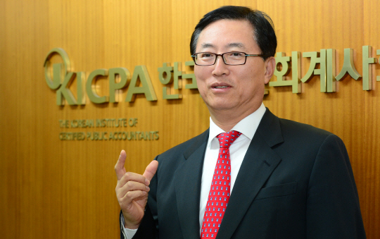 경제관료 출신인 최중경 한국공인회계사회 회장이 6일 서울 서대문구 충정로 사무실에서 ‘어정쩡한 중립은 파멸에 이른다’는 마키아벨리의 말을 인용하며 한국 외교·안보 정책의 전략적 모호성을 비판하고 있다. 최 회장은 세계은행 이사와 주필리핀 대사, 기획재정부 제1차관, 지식경제부 장관 등을 역임했다.