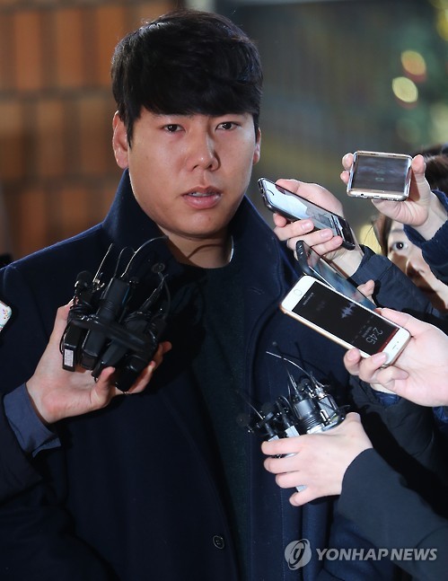 최근 강남에서 음주뺑소니 사고를 낸 메이저리거 강정호(29·피츠버그 파이리츠)가 6일 오후 강남경찰서에 재조사를 받기 위해 출석하며 취재진의 질문을 받고 있다.