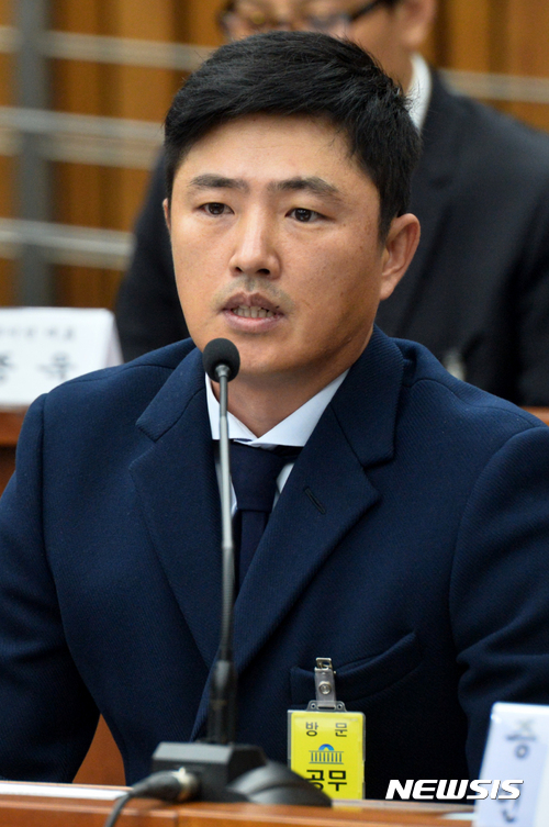【서울=뉴시스】고영태 전 더블루케이 이사가 7일 오전 서울 여의도 국회에서 열린 ‘박근혜 정부의 최순실 등 민간인에 의한 국정농단 의혹 사건 진상규명을 위한 국정조사특별위원회’ 국정조사 2차 청문회에 증인으로 출석해 답변하고 있다.