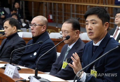 (서울=연합뉴스) 고영태 전 더블루케이 이사가 7일 오전 국회에서 열린 최순실 국정농단 의혹 진상규명을 위한 국정조사 특위 2차 청문회에서 의원들의 질의에 답변하고 있다. 고영태 전 더블루케이 이사(오른쪽부터), 김기춘 전 대통령 비서실장, 차은택 전 창조경제추진단장, 김종 전 문체부 2차관.