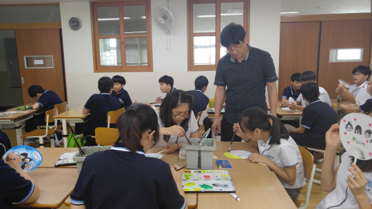 정기해 교사가 지난 7월 대전 유성구 봉명중에서 학생들에게 미술을 지도하고 있다. 정기해 교사 제공