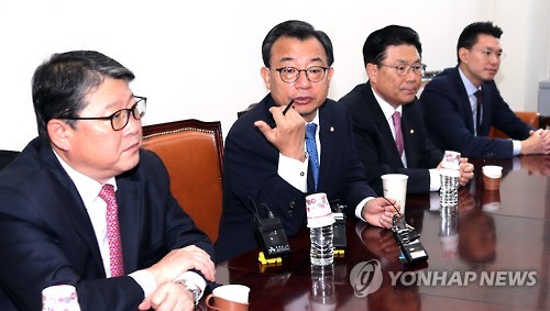 (서울=연합뉴스) 박근혜 대통령에 대한 탄핵표결을 하루 앞둔 8일 오전 새누리당 이정현 대표가 국회에서 열린 최고위원 간담회에서 “지금이라도 박근혜 대통령 탄핵안을 중지시키고 4월 사임, 6월 대선으로 가는 부분에 대해서 국회가 한 번 더 생각해 볼 필요가 있다”고 밝히고 있다.