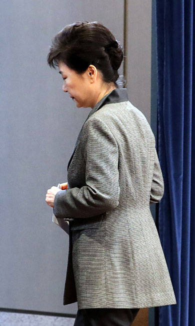 박근혜 대통령이 지난 11월 29일 청와대 춘추관 대브리핑실에서 ‘최순실 국정농단 사건’을 사과하는 3차 대국민담화를 발표한 뒤 뒷모습을 보이면서 퇴장하고 있다.  연합뉴스
