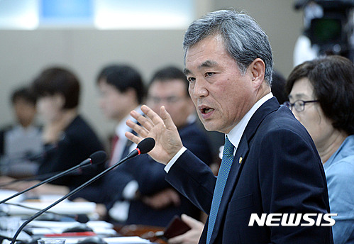 【세종=뉴시스】27일 정부세종청사 환경부에서 열린 국회 환경노동위원회의 국정감사에서 국민의당 이상돈 의원이 조경규 환경부 장관에게 질의하고 있다. 2016.09.27.