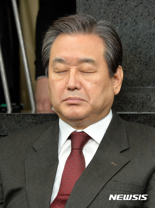 【서울=뉴시스】박근혜 대통령 탄핵안 표결을 몇 시간 앞둔 9일 오전 서울 여의도 국회에서 열린 새누리당 의원총회에 참석한 김무성 전 대표가 생각에 잠겨 있다.