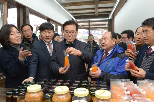 유덕열(앞줄 왼쪽 세 번째) 서울 동대문구청장이 지난 7일 개점한 청량리종합시장 내 ‘청량 休(휴) 카페’에서 관계자들로부터 이곳에서 판매되는 메뉴에 대한 설명을 듣고 있다.   신창섭 기자 bluesky@