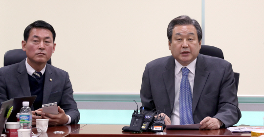 김무성(오른쪽) 전 새누리당 대표가 13일 오전 국회 의원회관에서 기자간담회를 갖고 새로운 보수신당 창당 추진 계획을 밝히고 있다.