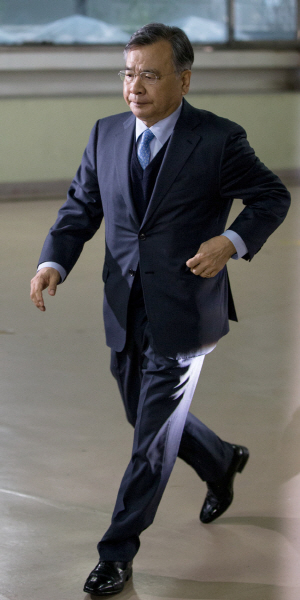 박영수 특별검사가 13일 오전 서울 강남구 대치동에 마련된 특검 사무실로 첫 출근을 하고 있다.