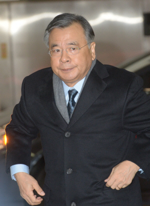 박영수 특별검사가 15일 오전 서울 강남구 대치동 특검 사무실로 출근하고 있다. 김호웅 기자 diverkim@