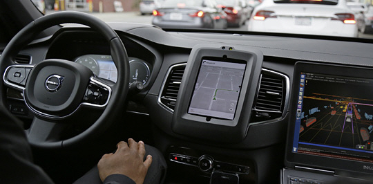 13일 미국 샌프란시스코의 한 도로에서 차량 공유서비스업체 우버의 자율주행차가 신호 대기를 하고 있다. 우버는 운전자가 센서 모니터링만 하며 필요할 때만 운전에 개입하는 이 자율주행차를 이용해 14일부터 택시 서비스를 개시했다.  AP연합뉴스