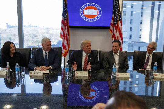 도널드 트럼프(가운데) 미국 대통령 당선자가 14일 뉴욕 트럼프 타워에서 마이크 펜스(왼쪽 두 번째) 부통령 당선자와 함께 셰릴 샌드버그(〃 첫 번째) 페이스북 최고운영책임자(COO), 피터 틸(오른쪽 두 번째) 페이팔 창업자, 팀 쿡(〃 첫 번째) 애플 CEO 등 13명의 정보기술(IT) 기업 고위인사와 만나 이야기를 나누고 있다.