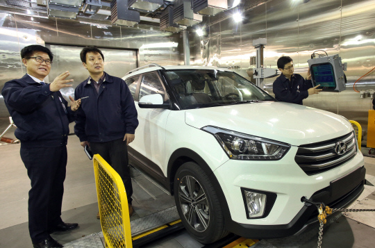 지난 9일 경기 화성시 남양읍 현대·기아자동차기술연구소 복합환경실험실에서 연구개발본부 임직원들이 러시아 현지전략모델 ‘크레타’의 배출가스 테스트를 준비하고 있다.